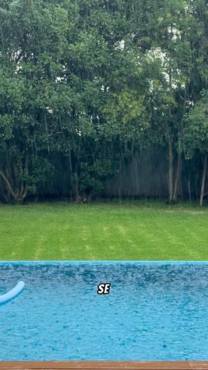 José María Listorti Instagram - Moni debajo de la lluvia! La bancas o está loca ? @monicalistorti #lluvia