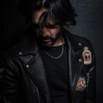 José Ron Instagram - El que calla, NO otorga… El que calla, no tiene nada que demostrar El que calla, vibra en una frecuencia más alta El que calla, no vive para dar explicaciones El que calla, es más inteligente El que calla, no necesita la aprobación de los demás El que calla, mira desde lo alto El que calla NO siempre otorga Aprende a callar 💖 📸 @pavelantonfoto