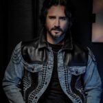 José Ron Instagram - El que calla, NO otorga… El que calla, no tiene nada que demostrar El que calla, vibra en una frecuencia más alta El que calla, no vive para dar explicaciones El que calla, es más inteligente El que calla, no necesita la aprobación de los demás El que calla, mira desde lo alto El que calla NO siempre otorga Aprende a callar 💖 📸 @pavelantonfoto
