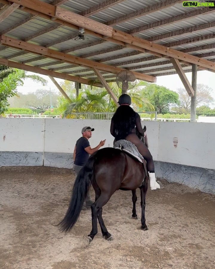 Joseline Hernandez Instagram - #trabajando Con este Bebe #pasofino