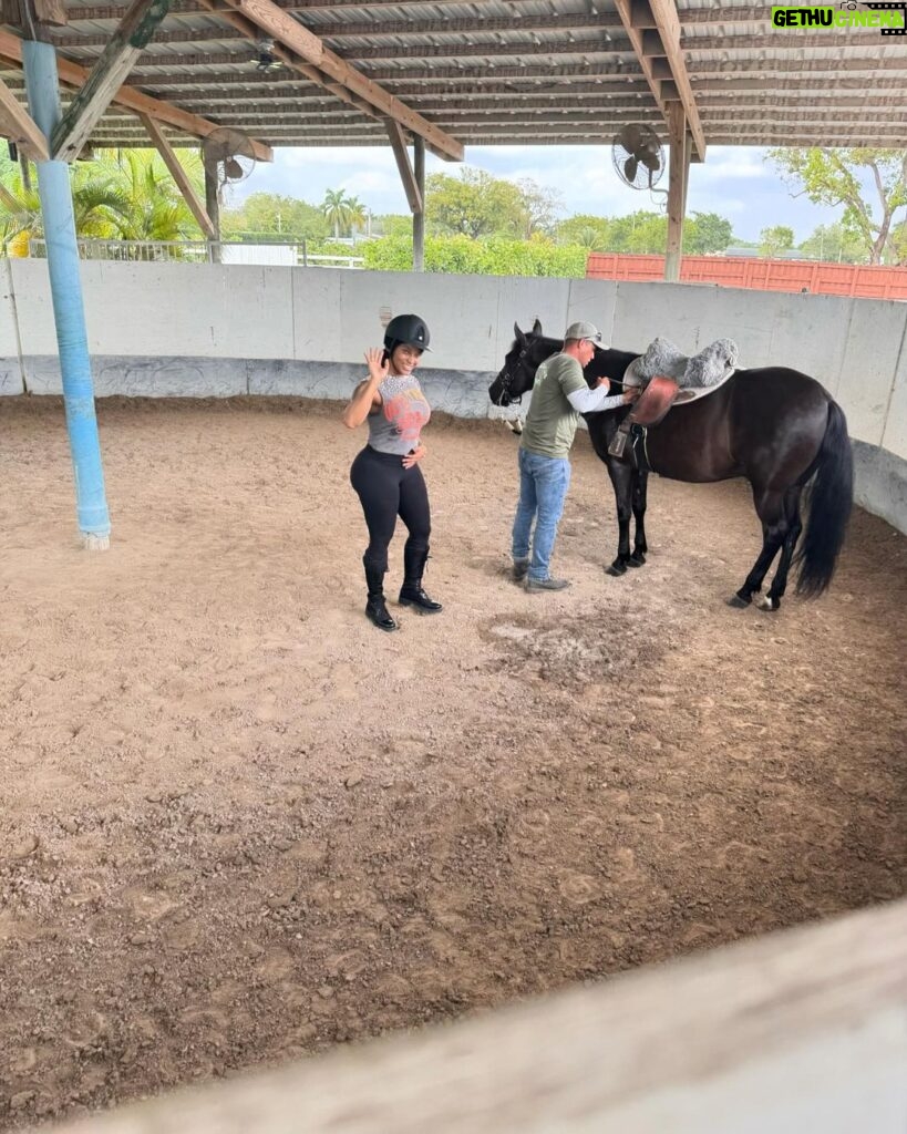 Joseline Hernandez Instagram - Spending Saturday with the #family 🐎🐎🐎🐎🐎 #pasofino Miami Beach, Florida