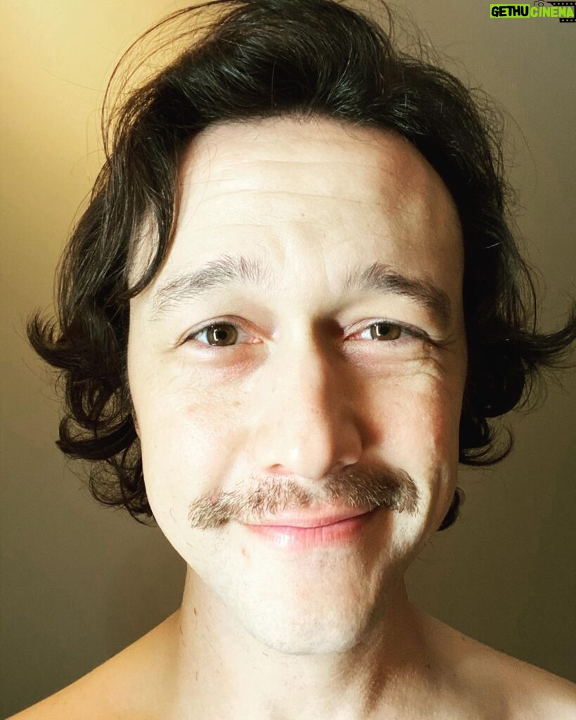 Joseph Gordon-Levitt Instagram - Gone full hippie ✌️ ☮️ 🌈 🌸 #shavingexperiments