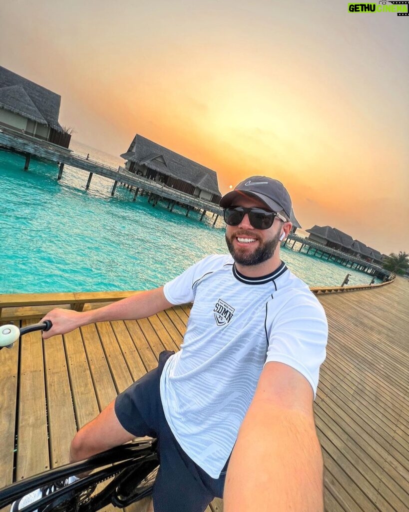 Josh Bradley Instagram - Daily Maldives gym commute ☀️