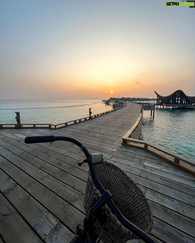 Josh Bradley Instagram - Daily Maldives gym commute ☀️