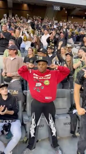 Josh Duhamel Instagram - 👉😤👈

@ishowspeed and @joshduhamel enjoying the 5 goal thriller. 
LA is Black & Gold. 

#LAFC