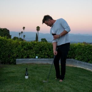 Josh Duhamel Instagram - Sipping @meiomiwines in one hand and chipping with the other. Sure it’s not pro-golfer status talent but it’s definitely the best way to watch golf from home.
#MyMeiomi #MeiomiPartner For21+ #ad