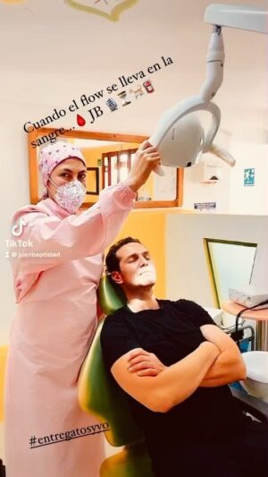 Juan A. Baptista Instagram - Set 🎥 Consultorio…🧯Cuando el flow se lleva en la sangre…🩸JB🎙⏳🧸🐈 #entregatosyyo