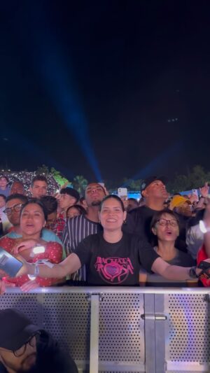 Juan Luis Guerra Instagram - Te quiero funciona, pero “yo soy satélite y tú eres mi sol” suena más bonito. ¡No nos cansamos de dar las gracias por llenar el estadio de luz!