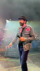 Juan Luis Guerra Instagram - El coro que nos da calor 🌹📹 @babeto