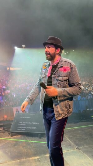 Juan Luis Guerra Instagram - El coro que nos da calor 🌹📹 @babeto