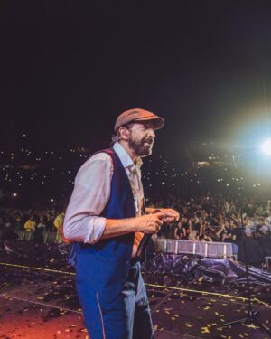 Juan Luis Guerra Instagram - ¡Gracias Panamá por tanto cariño! ¡Ayer llovió, pero lluvia de bendición! ¡Hasta la próxima! 

#EntreMaryPalmerasTour @sdconcerts 📷 @babeto