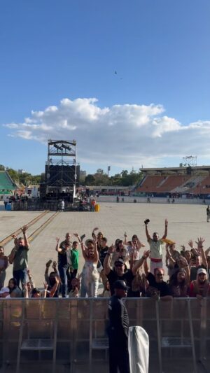 Juan Luis Guerra Instagram - ¡Ojoooye! Después de ensayos, pruebas de sonido y días de montaje, ESTA ABIERTA la entrada al Olímpico. Esperemos disfruten todos los momentos que tenemos para ustedes. Lleguen con tiempo. #EntreMaryPalmerasTour