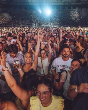 Juan Luis Guerra Instagram - ¡Barcelona, gracias por darnos tanto! ¡Por el coro, el baile y la alegría!

#EntreMaryPalmerasTour @proactivents 📷 @babeto