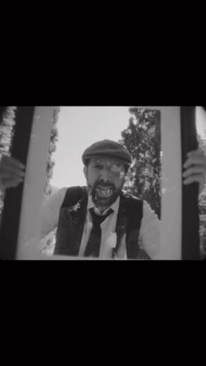 Juan Luis Guerra Instagram - ¡Hoy la sala se convierte en pista de baile! ¡Ya esta live el nuevo video de Dj Bachata en Youtube! ¡Los espero en los comentarios!