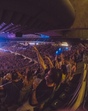 Juan Luis Guerra Instagram - ¡Barcelona, gracias por darnos tanto! ¡Por el coro, el baile y la alegría!

#EntreMaryPalmerasTour @proactivents 📷 @babeto