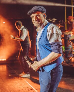Juan Luis Guerra Instagram - ¡Gracias Costa Rica por este hermoso concierto! ¡Por el coro, las caras de alegría y la lluvia de bendición!

#EntreMaryPalmerasTour @sdconcerts 📷 @babeto