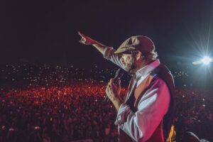Juan Luis Guerra Instagram - ¡Que gran privilegio tener un público como el de Lima!
¡Cantamos y nos corearon y nuestro corazón rebosó de alegría!
¡Sí se puede! ¡Gracias Perú!

#EntreMaryPalmerasTour @sdconcerts 📷 @babeto