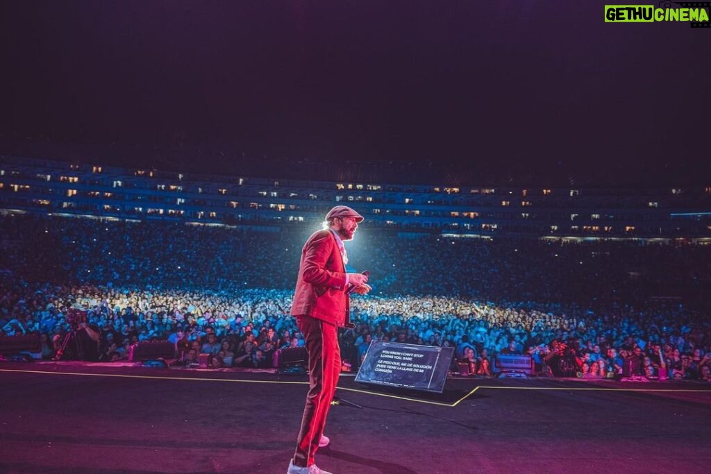 Juan Luis Guerra Instagram - ¡Gracias al maravilloso público de El Salvador por recibirnos con tanta alegría y cariño! ¡Bendiciones y un fuerte abrazo! 📷@babeto #EntreMaryPalmerasTour @sdconcerts