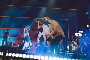 Juan Luis Guerra Instagram - Querido Romeo, gracias por regalarnos este momento tan especial cantando Frío-Frío. ¡Nos alegra el corazón compartir escenario contigo! Y gracias a todo el maravilloso público de New York. ¡¡Ha sido noche memorable!! @romeosantos 📷📹 @babeto #entremarypalmerastour @loudliveentertainment