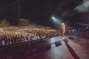 Juan Luis Guerra Instagram - ¡Que gran privilegio tener un público como el de Lima!
¡Cantamos y nos corearon y nuestro corazón rebosó de alegría!
¡Sí se puede! ¡Gracias Perú!

#EntreMaryPalmerasTour @sdconcerts 📷 @babeto