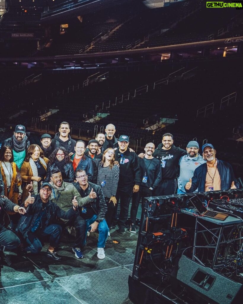 Juan Luis Guerra Instagram - ¡Familia 440 en el Madison! 📷 @babeto