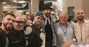 Juan Luis Guerra Instagram - Que alegría recibir la compañía de mis queridos y admirados amigos en nuestro primer concierto de esta gira en Fort Lauderdale. ¡Abrazos y bendiciones! @shakira  @emilioestefanjr @liliestefan @princeroyce @julianturizo @manuelturizo @nelson_albareda