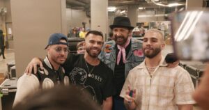 Juan Luis Guerra Instagram - Que alegría recibir la compañía de mis queridos y admirados amigos en nuestro primer concierto de esta gira en Fort Lauderdale. ¡Abrazos y bendiciones! @shakira  @emilioestefanjr @liliestefan @princeroyce @julianturizo @manuelturizo @nelson_albareda