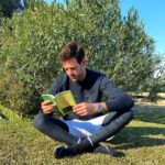 Juan Martin del Potro Instagram – Viernes de 🌞ideal para #VitaminaD y disfrutando este gran 📚. 
Cuál recomiendan? 😉
.
.

Enjoying the sun and this ☀️📚
Which book would you recommend?