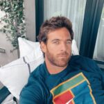 Juan Martin del Potro Instagram – Quería saludarlos y contarles que después de casi dos meses en Miami por la rehabilitación de la rodilla, esta mañana tempranito pude volver a casa 🇦🇷. Ya estoy cumpliendo con la cuarentena como corresponde. Intentaré seguir la recuperación lo mejor que se pueda. 
Es muy importante cuidarnos entre todos. Cumplir con la cuarentena, hacerle caso a las indicaciones de los especialistas, tener empatía y ser responsables. Es un momento especial, único, que necesita de todos.

Quiero agradecer al comandante del vuelo de @aerolineas_argentinas que llegó esta mañana. A toda su tripulación, gente que trabaja poniendo en riesgo su salud, y muchos de ellos encima lo hacen a voluntad. Gracias por los cuidados y la buena onda durante el vuelo. También quiero mandarles un abrazo fuerte a los médicos y profesionales de la salud en este momento difícil.
#Yomequedoencasa #QuedateEnCasa .
.

Early today I arrived home after two months in Miami. Of course, I am already following quarantine at home and will try to go on with my recovery here.

It is very important to take care of each other. Please follow the specialists’ advice, be empathetic. It is a special, unique moment and we need to give our best.

I want to thank the commander of the Aerolineas Argentinas flight that landed this morning in Buenos Aires. Thanks to all its crew for their kindness during the flight. Also, a big hug to the doctors and health professionals during this difficult times.