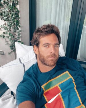 Juan Martin del Potro Instagram - Quería saludarlos y contarles que después de casi dos meses en Miami por la rehabilitación de la rodilla, esta mañana tempranito pude volver a casa 🇦🇷. Ya estoy cumpliendo con la cuarentena como corresponde. Intentaré seguir la recuperación lo mejor que se pueda. 
Es muy importante cuidarnos entre todos. Cumplir con la cuarentena, hacerle caso a las indicaciones de los especialistas, tener empatía y ser responsables. Es un momento especial, único, que necesita de todos.

Quiero agradecer al comandante del vuelo de @aerolineas_argentinas que llegó esta mañana. A toda su tripulación, gente que trabaja poniendo en riesgo su salud, y muchos de ellos encima lo hacen a voluntad. Gracias por los cuidados y la buena onda durante el vuelo. También quiero mandarles un abrazo fuerte a los médicos y profesionales de la salud en este momento difícil.
#Yomequedoencasa #QuedateEnCasa .
.

Early today I arrived home after two months in Miami. Of course, I am already following quarantine at home and will try to go on with my recovery here.

It is very important to take care of each other. Please follow the specialists' advice, be empathetic. It is a special, unique moment and we need to give our best.

I want to thank the commander of the Aerolineas Argentinas flight that landed this morning in Buenos Aires. Thanks to all its crew for their kindness during the flight. Also, a big hug to the doctors and health professionals during this difficult times.
