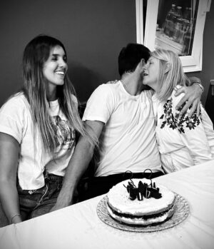 Juan Martin del Potro Instagram - Fue un cumpleaños distinto, el primero sin la presencia de mi papá, pero lo pasé con mamá y mi hermana, y estos amigos únicos que hicieron que pase un lindo día de todas maneras. 
Gracias a ustedes también por sus mensajes y el amor que me brindan. ♥️

It was a different birthday this year, the first without my dad, but I spent it with my mum and sister and these very special friends who made me have a nice day despite all.
Thanks to all of you too for your messages and the love you show me.
