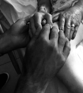 Juan Martin del Potro Instagram - Cuando te quedaba poca fuerza, cuando tu deseo era descansar en Paz, cuando ya no soportabas más el sufrimiento, y tantas otras cosas dolorosas, fuiste capaz de darme la mano y regalarme el último momento de amor que quedó grabado en esta foto y quedará por siempre en mi corazón. No era necesario, pero sin embargo lo hiciste una vez más dejando marcado por siempre tu fortaleza y amor por tu familia y tus nietos. Te amo abuela. Hasta siempre!!! 🙏💖