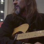 Juanes Instagram - No tengo palabras suficientes para expresar mi agradecimiento con todos y cada uno de ustedes por haber hecho de este año uno de los más especiales de mi carrera, por haberle dado vida a Vida Cotidiana. Estas canciones que con tanto cariño hicimos. Gracias por haber ido a mis conciertos y por haber gozado con nosotros ! Seguimos adelante los amo !! Feliz Navidad y Feliz Año Nuevo!