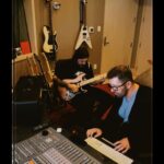 Juanes Instagram - No tengo palabras suficientes para expresar mi agradecimiento con todos y cada uno de ustedes por haber hecho de este año uno de los más especiales de mi carrera, por haberle dado vida a Vida Cotidiana. Estas canciones que con tanto cariño hicimos. Gracias por haber ido a mis conciertos y por haber gozado con nosotros ! Seguimos adelante los amo !! Feliz Navidad y Feliz Año Nuevo!