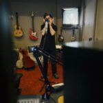 Juanes Instagram - No tengo palabras suficientes para expresar mi agradecimiento con todos y cada uno de ustedes por haber hecho de este año uno de los más especiales de mi carrera, por haberle dado vida a Vida Cotidiana. Estas canciones que con tanto cariño hicimos. Gracias por haber ido a mis conciertos y por haber gozado con nosotros ! Seguimos adelante los amo !! Feliz Navidad y Feliz Año Nuevo!