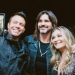 Juanes Instagram - Feliz celebrando con los aliados de la @fmisangre Gracias por ser parte vital de nuestra historia, que es también la de todos 🙏🏼
