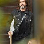Juanes Instagram - Quiero abrir las puertas de mi casa en Medellín para ustedes por una noche en @airbnb 🇨🇴 Vida Cotidiana es un álbum que cuenta historias que nacieron allí, en ese lugar tan especial donde viven la esencia y el alma de este último álbum. Quiero invitarlos a que vivan un poco de mi vida cotidiana por una noche. Las reservas se abren el próximo 28 de noviembre a las 11:00 am hora Colombia, pendientes pues 🥔👀 #airbnbpartner Medellín, Colombia
