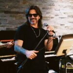 Juanes Instagram - Feliz celebrando con los aliados de la @fmisangre Gracias por ser parte vital de nuestra historia, que es también la de todos 🙏🏼