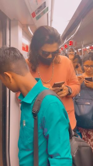 Jubin Nautiyal Instagram - Metro : a cozy place for solitary travel . 🤫 #hideandseek