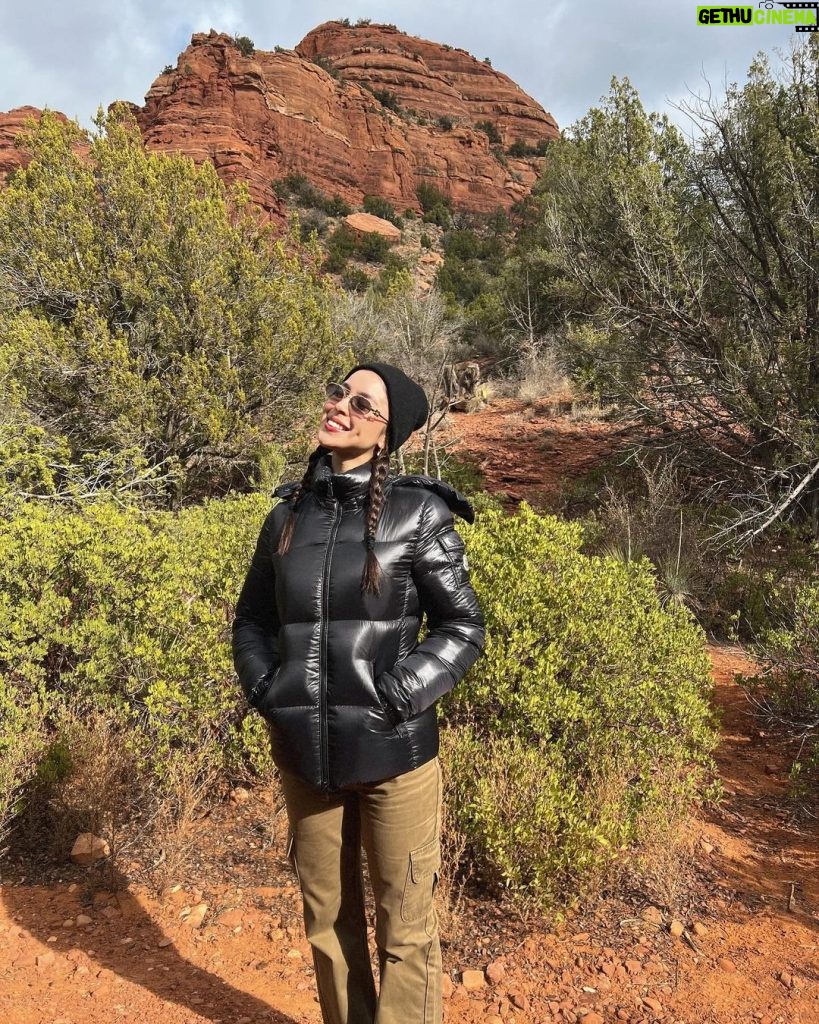 Julia Barretto Instagram - Last hike of the year in beautiful Sedona, Arizona. So grateful for all the blessings this year. Looking forward to 2024! 🤎