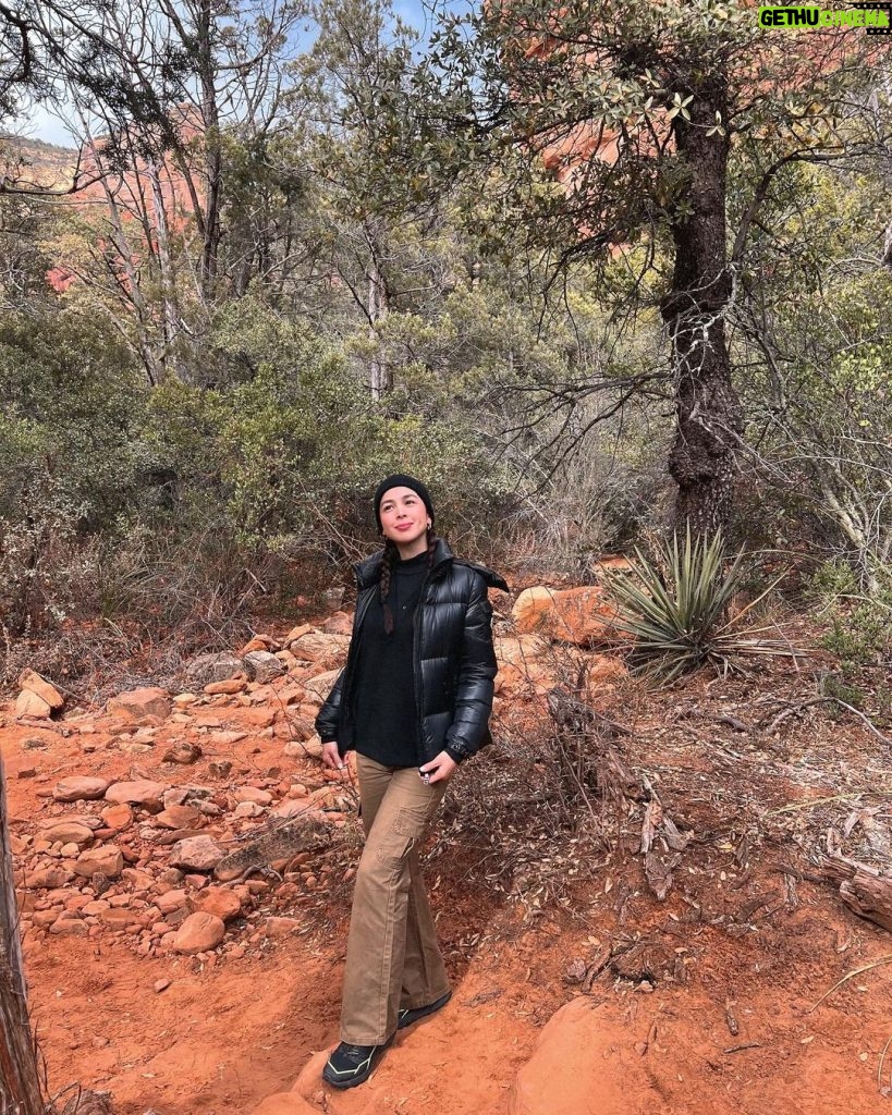 Julia Barretto Instagram - Last hike of the year in beautiful Sedona, Arizona. So grateful for all the blessings this year. Looking forward to 2024! 🤎