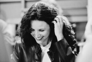 Julia Louis-Dreyfus Instagram - Elaine is all smiles because we’ve already raised $100k to #TurnTexasBlue! 💙 In less than 48 hours, @JAlexander1959, Larry David and I are reuniting for a special Seinfeld-themed fundraiser hosted by @SethMeyers to support the @TexasDemocrats. Join us — link in bio!

📷: @DavidHumeKennerly