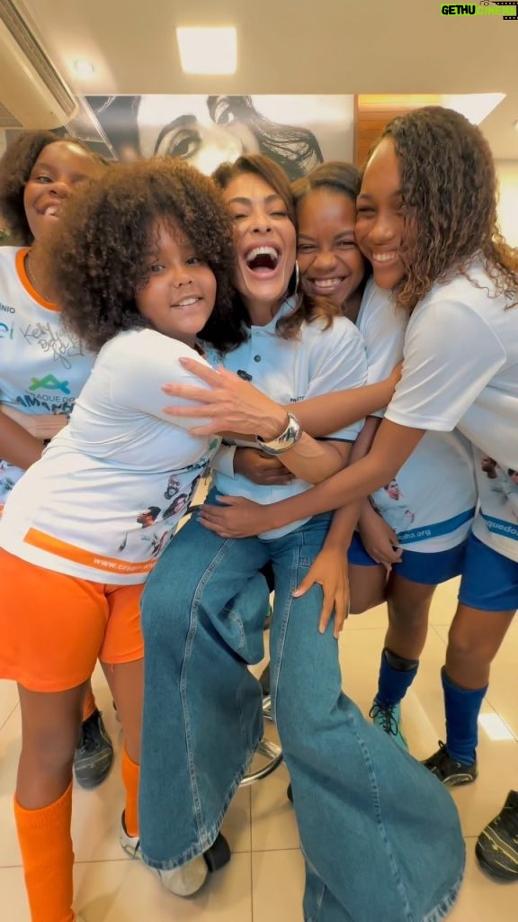 Juliana Paes Instagram - Que orgulho delas, as Craques do Amanhã!!! 🤩 Como foi gostoso receber as meninas do projeto @craquedoamanha no @espacojulianapaes ! Uma tarde muito, mas muito especial, cheia de trocas, de aprendizados e boas risadas. Conversar com uma nova geração de garotas dá aquela esperança no futuro. É bonito de ver que essas meninas estão chegando com tudo, são fortes, decididas e muito conscientes. A gente quer se sentir bem, se sentir bonita, mas também quer direitos, igualdade e respeito. Amei encontrar com vocês, meninas! Foi muito poderoso o nosso encontro. Feliz Dia Internacional da Mulher pra nós!