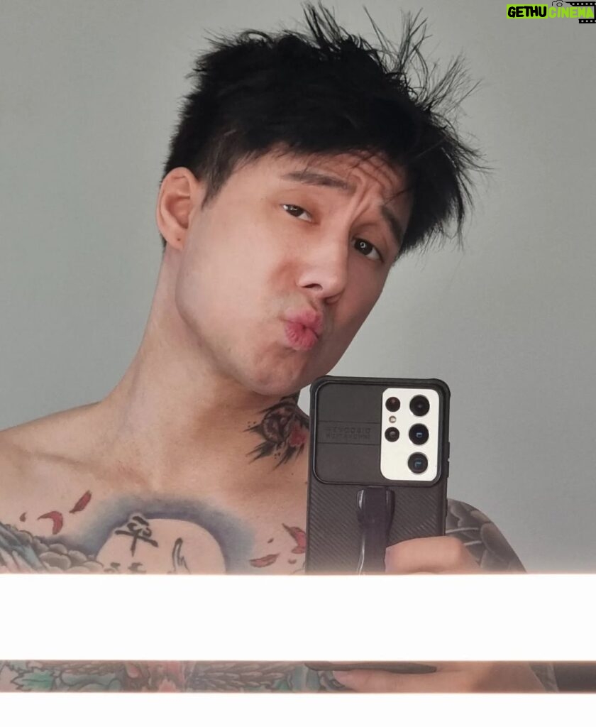 Julien Bam Instagram - Wir befinden uns mitten im Dreh der Hauptvideos und probieren viel herum mit Deepfake, KI und 3D. Musste dafür back to black und back to shaved 🥲 Aber es wird dieses Jahr so krass, wenn wir die letzte große YouTube Reise auf dem Hauptkanal antreten! One Way Ticket, ohne Rückflug. Bin total hyped aber auch vollgestopft mit Sorgen. Das wird für uns alle ein geiles und spannendes aber auch ein niederschmetterndes Jahr. Wir sind ganz am Anfang, aber stehen schon vor größeren Herausforderung als letztes Jahr. Und an mein Zukunft ich: Viel Erfolg, ihr packt das! 🫰