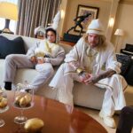 Julien Bam Instagram - Hi, beim Writing von BOHNE - AKT 3, kam uns die grandiose Idee, einen “kurzen SPIN-OFF” zu droppen. Dieser “kurze SPIN-OFF” wurde zu einem BIEST! Ich bin so happy, dass es endlich online ist und kann immer noch nicht glauben, was für kranke Special Guests innerhalb dieser 14 Minuten am Start sind. Bei vielen der Personen hätte ich nicht gedacht, dass ich in diesem Leben mal mit denen drehen könnte. Fett! Einfach nur fett. Danke für über 70k LIVE Zuschauer und euer krankes Feedback! Auch wenn der Osterhase jetzt dead ist … Es gibt immer noch 3 Wächter, die eine andere Geschichte zu erzählen haben. Jetzt aber erstmal volle Konzentration auf AKT 3. Ein 40-Minuten-Youtube-Gigant. Auch wenn wir schon abgedreht haben, steht noch eine Menge Postpro an. Aber macht unendlich Bock. Aber jetzt erstmal chillen und Kommentare lesen. Was geht bei euch heute? Was machen?