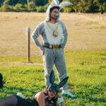 Julien Bam Instagram - Hi, beim Writing von BOHNE - AKT 3, kam uns die grandiose Idee, einen “kurzen SPIN-OFF” zu droppen. Dieser “kurze SPIN-OFF” wurde zu einem BIEST! Ich bin so happy, dass es endlich online ist und kann immer noch nicht glauben, was für kranke Special Guests innerhalb dieser 14 Minuten am Start sind. Bei vielen der Personen hätte ich nicht gedacht, dass ich in diesem Leben mal mit denen drehen könnte. Fett! Einfach nur fett. Danke für über 70k LIVE Zuschauer und euer krankes Feedback! Auch wenn der Osterhase jetzt dead ist … Es gibt immer noch 3 Wächter, die eine andere Geschichte zu erzählen haben. Jetzt aber erstmal volle Konzentration auf AKT 3. Ein 40-Minuten-Youtube-Gigant. Auch wenn wir schon abgedreht haben, steht noch eine Menge Postpro an. Aber macht unendlich Bock. Aber jetzt erstmal chillen und Kommentare lesen. Was geht bei euch heute? Was machen?