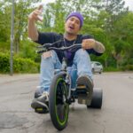 Julien Bam Instagram - Leider muss ich sagen, dass wir das Video, um eine Woche nach hinten schieben müssen. Eigentlich sollte morgen Songs aus der Bohne AKT 2 kommen. Es kommt jetzt am 18.6. auf Youtube - 12 Uhr. Das Projekt ist einfach viel größer geworden, als wir dachten. Ich hoffe ihr versteht es, wenn wir eine komplette weitere Woche brauchen, um das Video fertig stellen zu können, damit auch WIR zufrieden damit sein können. Neben 20h Drehtagen, schlechtem Wetter, Krankheiten, sind wir trotzdem so hart gewillt und hyped AKT2 so dope wie nur möglich zu machen. Egal wie anstrengend es manchmal ist, wir machen gerade etwas, was wir hart lieben und ich bin so happy, dass ihr das genauso fühlt. Könnt ihr euch noch um eine weitere Woche gedulden? Kuss