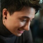 Julien Bam Instagram - Snapshot von nem Netflixshoot Wollte das Foto eigentlich nie posten, weil es nur n super Close Up von meinem Face ist, aber hatte kein anderes mehr. Good things: Ich glaube wir haben es geschafft unsere 3 Youtube Kanäle wiederzubeleben. Es sind noch nicht alle Videos online, aber das kommt hoffentlich mit der Zeit. Das war ne mental schwere Woche für uns, die vorallem mir gezeigt hat, wie schnell alles vorbei sein kann. Aber wir sind wieder back I guess. I appreciate it. Danke für eure lieben Nachrichten und euren Support in der letzten Woche. Hoffentlich können wir jetzt den ganzen Shit noch viele Jahre in Ruhe weitermachen. Immerhin stehen noch ein paar Hauptvideos an, die alles andere übertreffen sollen.