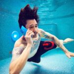 Julien Bam Instagram - Ab sofort auch unter Wasser erreichbar! *Werbung Ich freue mich sehr ab jetzt offizielles Mitglied des #TeamGalaxy von @samsunggermany zu sein. Das neue #GalaxyS21Ultra 5G habe ich jetzt schon eine Weile und bin von Tag zu Tag mehr begeistert. Dieses Bild hier wurde übrigens mit dem gleichen Modell geschossen. Noch nie so eine so gute Kamera in einem Smartphone gesehen! #withGalaxy Next Level! Was meint ihr? Aachen, Germany