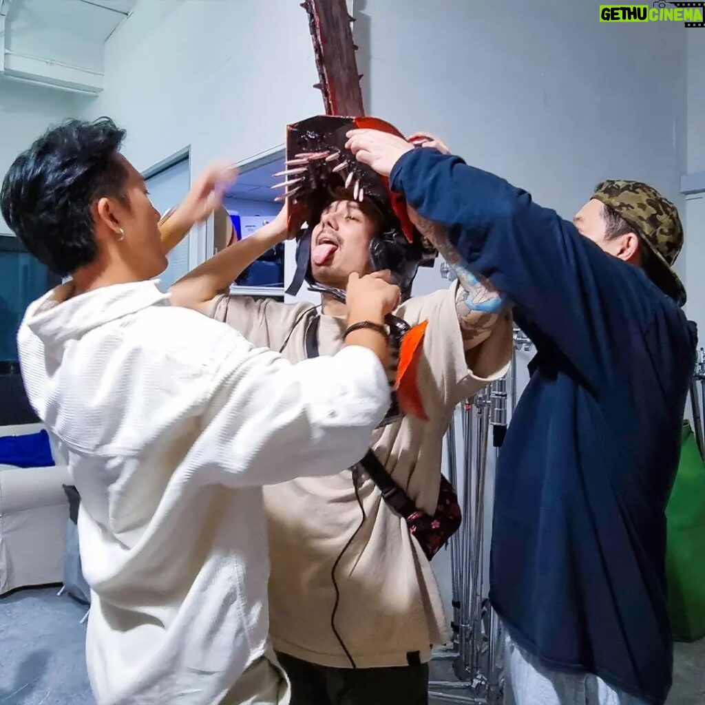 Julien Bam Instagram - Vor ein paar Monaten in Singapur, nach ein paar Gläsern Gin und ein bisschen Chainsaw Man ... Btw, jetzt startet ein mega Oster-Special auf @eternalgod . 15% auf alle Produkte, aber nur falls ihr den Code bei unser kleinen Schnitzeljagd findet. Die Codes sind auf der Webseite versteckt! Ja, wir hätten es euch auch einfacher machen können, haben wir aber nicht :* Singapore, Singapore